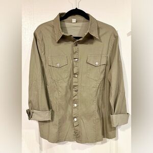 NWOT Unbranded Ruffle Snap Font Top